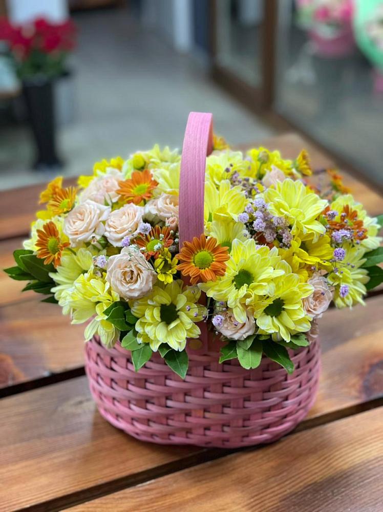 Цветочная композиция из Хризантемы и Розы в корзине в городе Камень-на-Оби