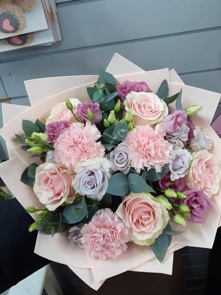 Букет цветов из: Розы, Гвоздики и Лизиантусы в городе Камень-на-Оби